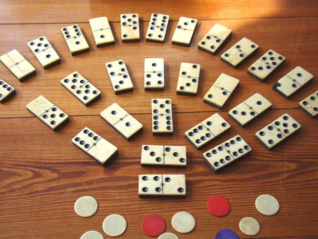 A fabulous 19th century set of bone and ebony dominoes along with bone gaming chips — image 2